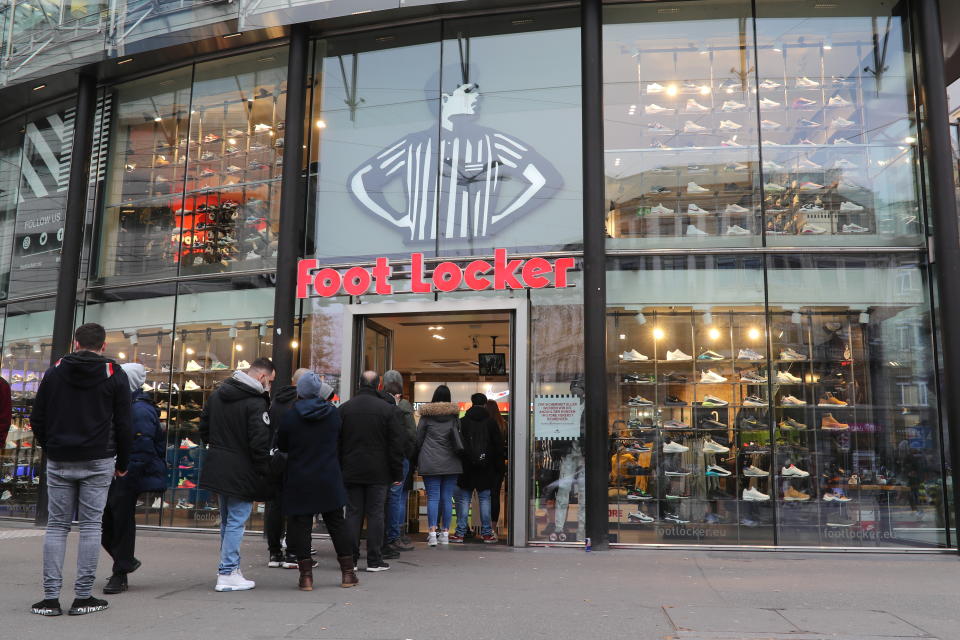 People queue during Black Friday sales in front of a Foot Locker shoe store, as the spread of the coronavirus disease (COVID-19) continues, in Zurich, Switzerland November 27, 2020.  REUTERS/Arnd Wiegmann