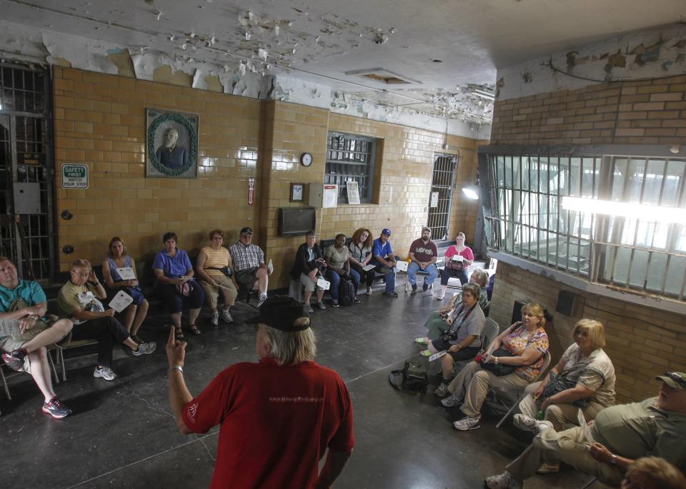 Bill Green addresses visitors before their tour of the Missouri State Penitentiary in Jefferson City