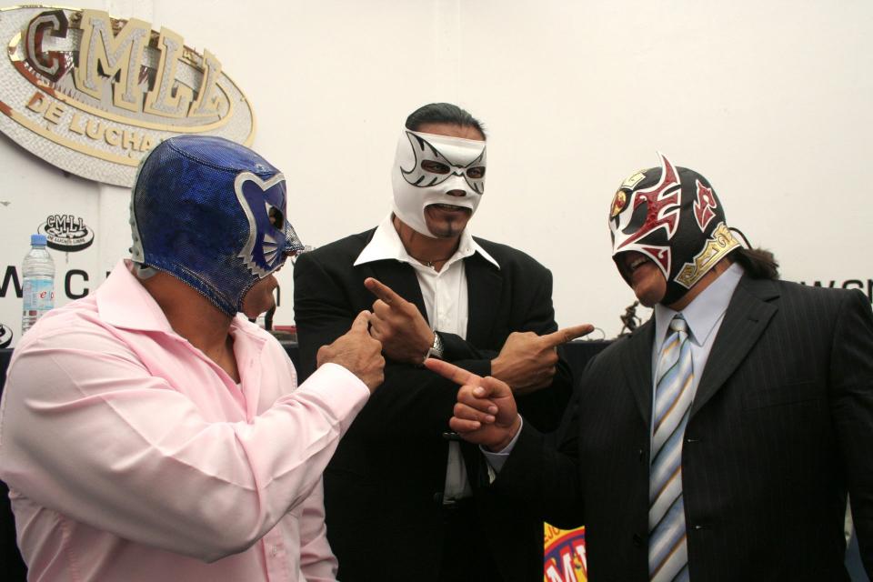 Último Guerrero durante una rueda de prensa del Consejo Mundial de Lucha Libre con Blue Panther (izquierda) y Lizmark Jr. (centro) en 2007. FOTO: ISAAC ESQUIVEL/CUARTOSCURO.COM