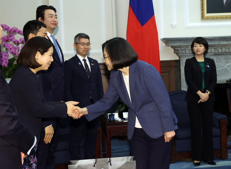 蔡總統接見日本自民黨青年局訪台團（2） 總統蔡英文（前右）30日在總統府接見日本自民黨青 年局長鈴木貴子（後右）訪台團，與訪團成員握手致 意。 中央社記者鄭傑文攝  113年4月30日 