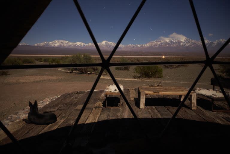 Los domos comparten vecindad con el Parque Nacional El Leoncito y el complejo astronómico homónimo; los pocos habitantes de esta pampa se cuentan con las manos