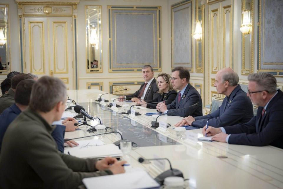 A bipartisan delegation of U.S. lawmakers during a meeting with President Volodymyr Zelensky and Ukrainian officials in Kyiv on April 22, 2024. (Presidential Office)