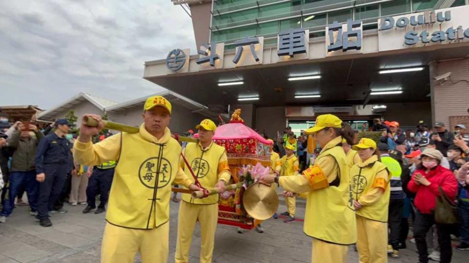 不少外國人也朝聖白沙屯媽祖遶境，更好奇路線到底是怎麼決定的。(圖為22日白沙媽停駕斗六車站，取自臉書白沙屯拱天宮)