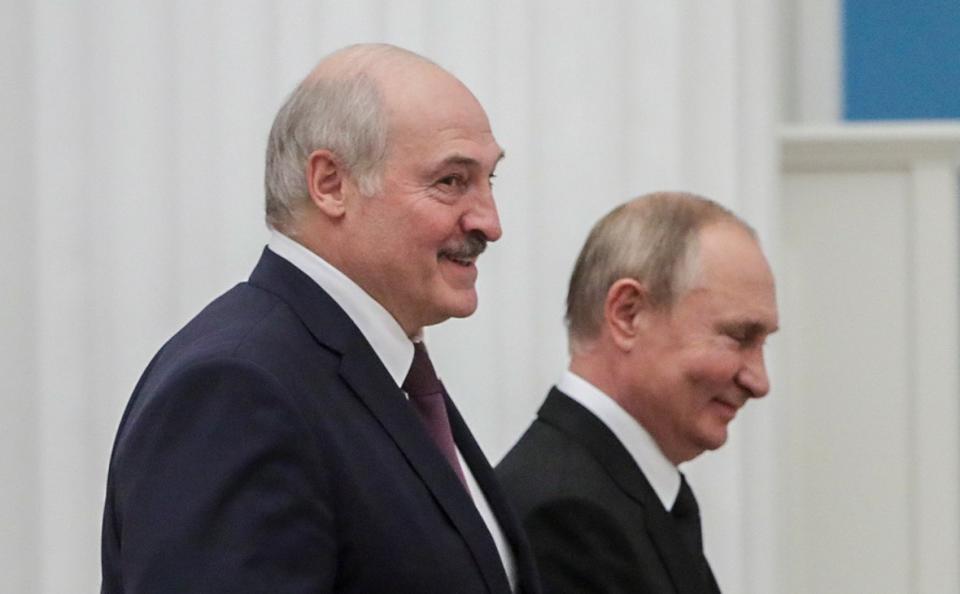 白俄總統魯卡申科(左)是俄羅斯總統蒲亭(右)的關鍵盟友。(推特@generalsvr_en)
