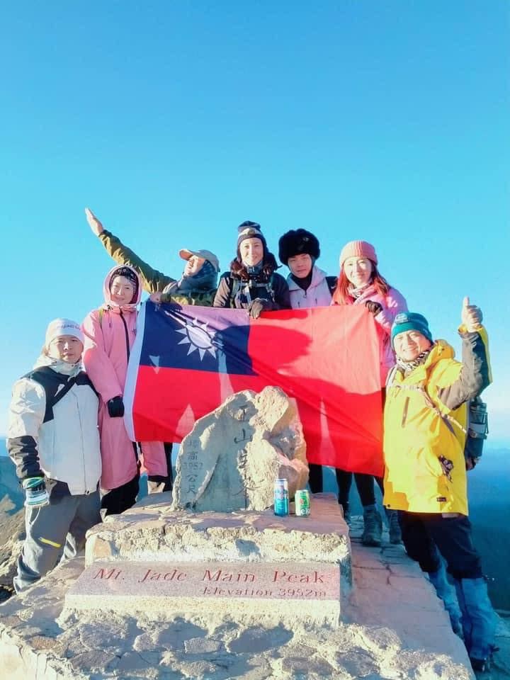 張本渝和趙駿亞都分享了登山後與台灣國旗合影的畫面，歡慶國慶。（圖／翻攝自張本渝、趙駿亞˙駿臨天下粉絲部臉書）