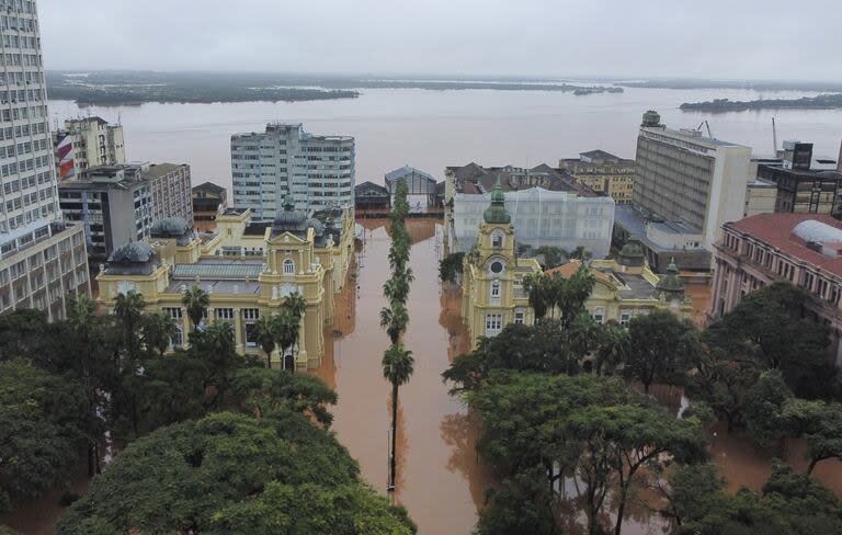 Una vista aérea de un área inundada por fuertes lluvias en Porto Alegre, estado de Rio Grande do Sul, Brasil, el sábado 4 de mayo de 2024.