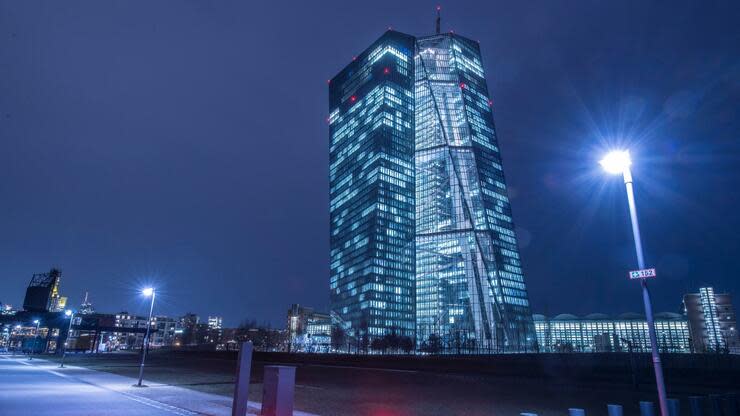 Der Rat der EZB gibt im Dezember möglicherweise weitere Zinsschritte bekannt. Foto: dpa