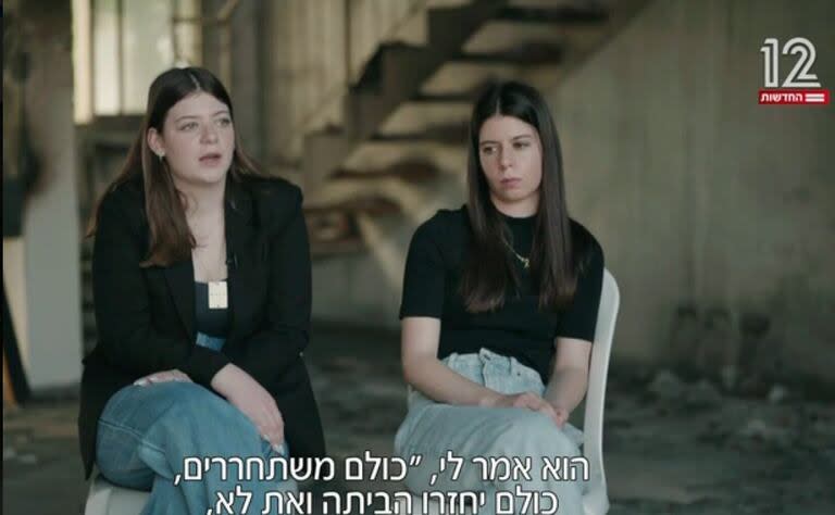 La israelí Noga Weiss (izquierda), junto a una de sus hermanas, durante la entrevista con el Canal 12: 