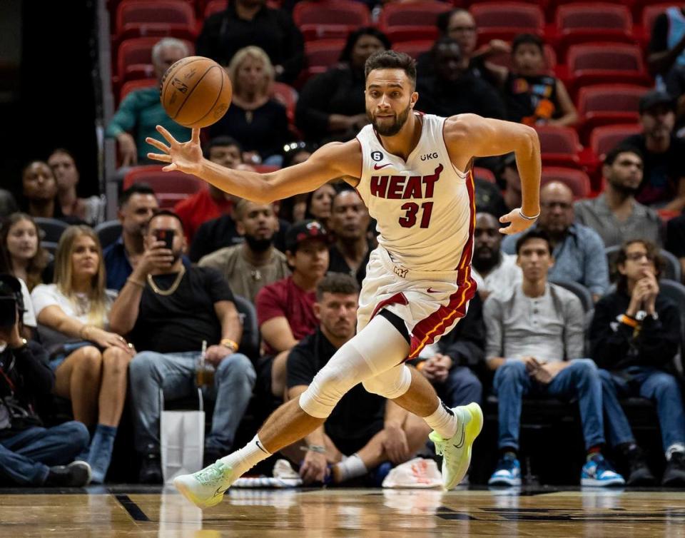 El jugador del Heat Max Strus conduce la pelota en el partido de pretemporada ante los Rockets de Houston, celebrado el 10 de octubre de 2022 en Miami.