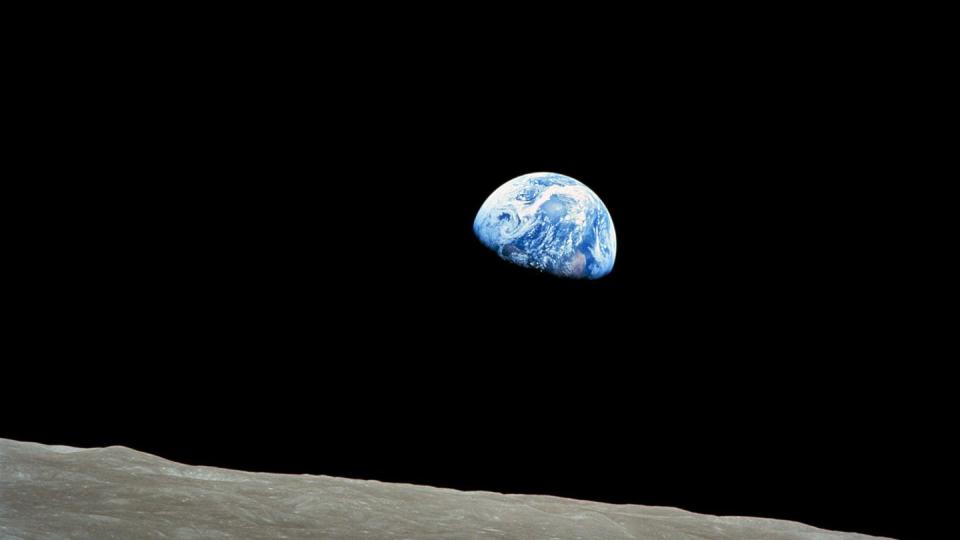 An Bord von «Apollo 8» verbrachten drei US-Astronauten vor 50 Jahren erstmals in der Menschheitsgeschichte Weihnachten im All. An Heiligabend gelang William Anders dabei zufällig ein Foto, das die Sicht der Menschheit auf die Erde für immer verändern sollte