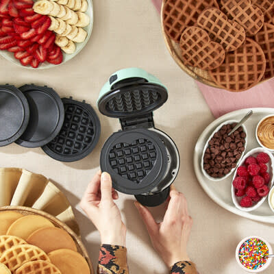 DASH MULTI-PLATE MINI WAFFLE MAKER WITH 7 INTERCHANGEABLE PLATES / HOLIDAY