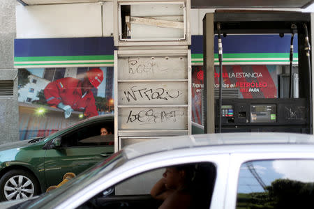 Costumers wait to fill up their tanks at a state oil company PDVSA's gas station in Caracas, Venezuela May 17, 2019. REUTERS/Ivan Alvarado