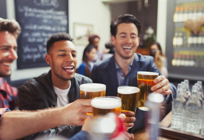 Beber desde joven, mayor riesgo de enfermedad hepática. Foto: Caiaimage/Paul Bradbury/Getty Images