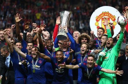 Foto del miércoles del plantel del Manchester United celebrando tras ganar la Liga Europa. 24/5/17 El Manchester United le ganó el miércoles 2-0 al Ajax de Holanda y se consagró campeón de la Liga Europa, el único título que le faltaba a su palmarés, en un partido marcado por un homenaje a las víctimas del ataque en la ciudad inglesa de la que es oriundo el equipo y que dejó 22 muertos y decenas de heridos. Reuters / Michael Dalder