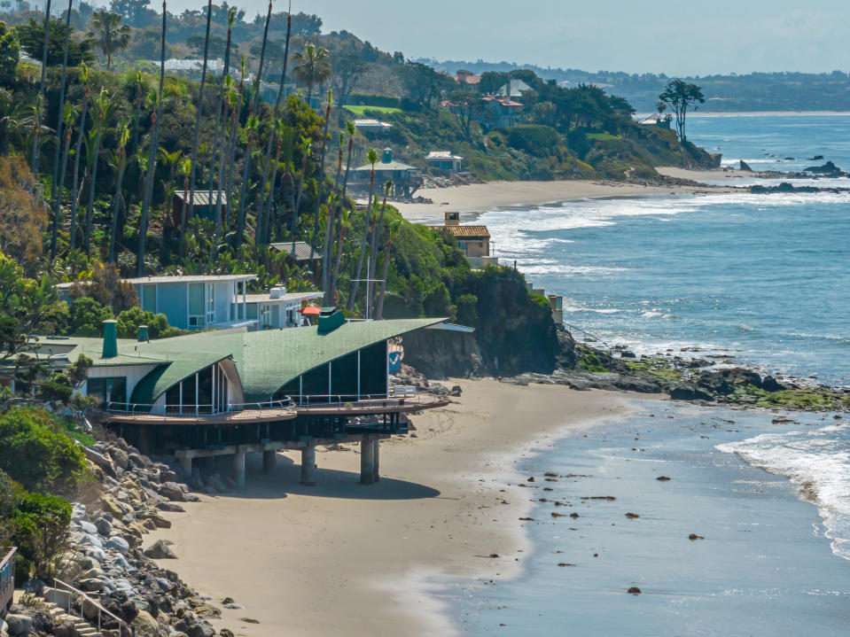 Wave House (la casa de la ola), diseñada por el arquitecto Harry Gesner, se encuentra en una de las áreas más cotizadas de California: Malibú. Foto: Cortesía de Douglas Elliman.