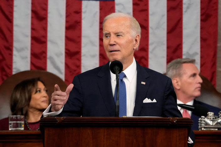 El presidente Joe Biden pronuncia el discurso sobre el Estado de la Unión ante una sesión conjunta del Congreso en el Capitolio de los EE. UU., el martes 7 de febrero de 2023, en Washington, mientras escuchan la vicepresidenta Kamala Harris y el presidente de la Cámara de Representantes Kevin McCarthy de California.  Jacquelyn Martin/Piscina vía REUTERS