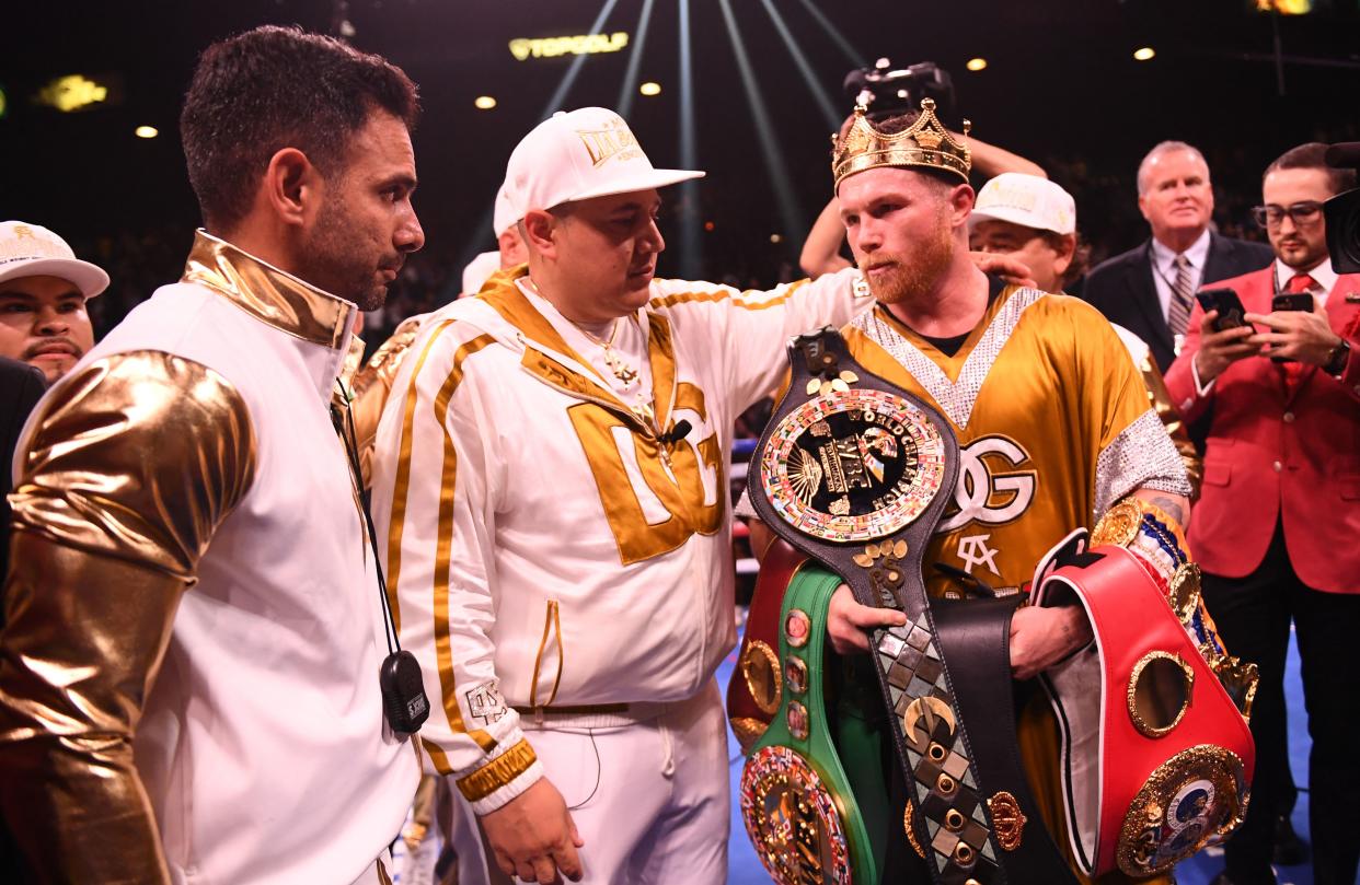 Canelo Álvarez después de vencer a Caleb Plant en 2021 y convertirse en el primer campeón mexicano indiscutible de la historia. (Patrick T. FALLON / AFP) 