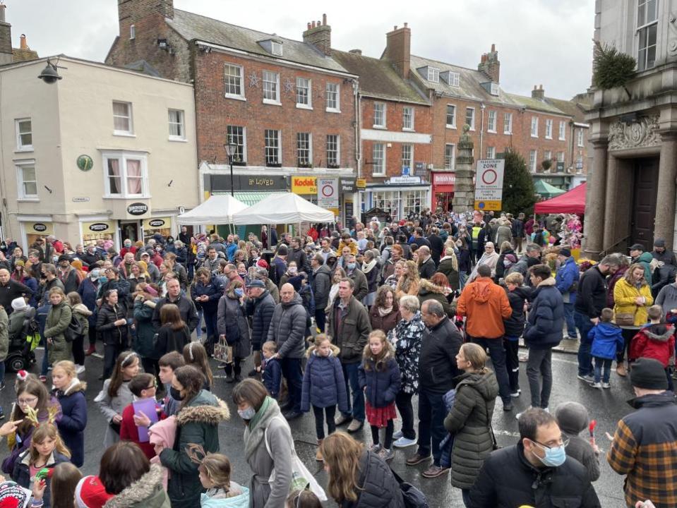 Dorset Echo: Miles visitaron el centro de la ciudad de Dorchester para el evento Christmas Cracker.  Fotos: Galleta de Navidad Dorchester