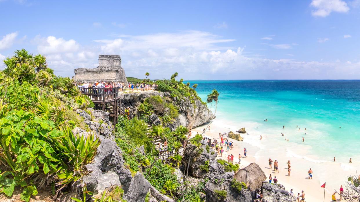  Tulum is a coastal town located on Mexico's Yucatán Peninsula . 