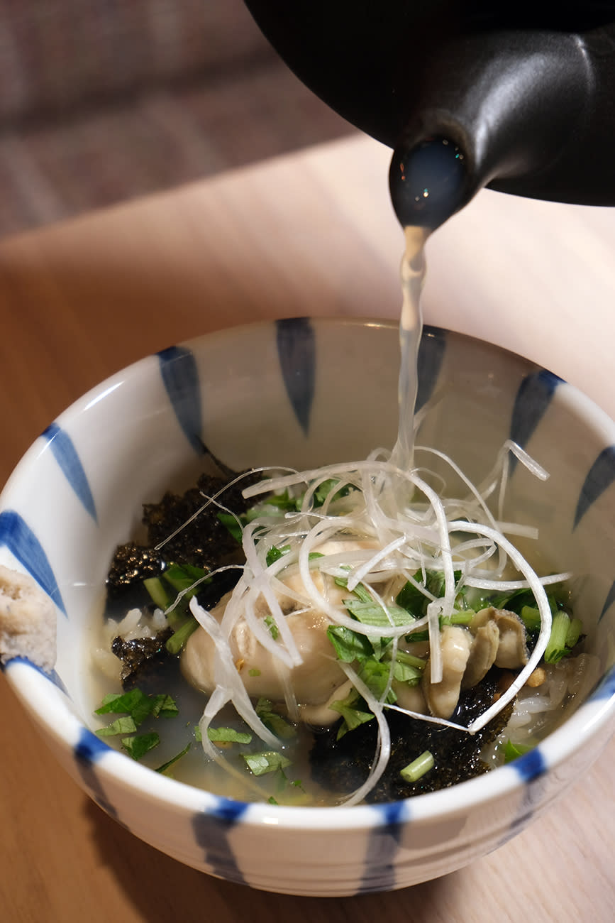 蠣泡茶漬飯 $65
在眾多蠔小食中較溫和的一款，海水味較重卻又不會蠔味，相當出色。
