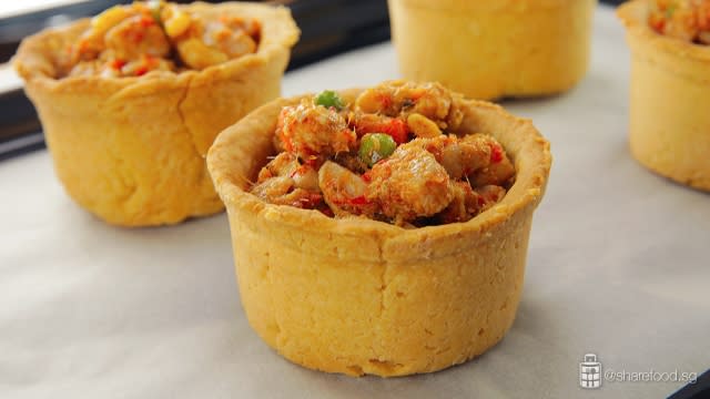 TomYumChickenPie-filling-the-puff-pastry-with-tomyum-chicken