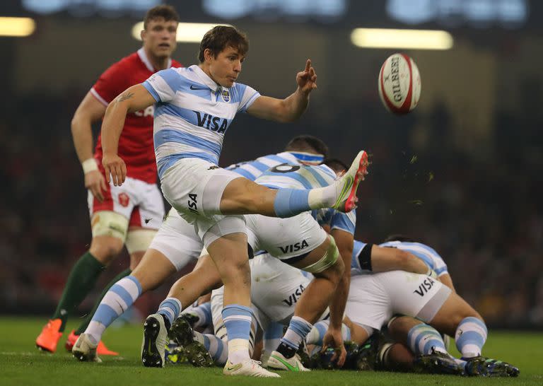 Argentina's scrum-half Gonzalo Bertranou kicks the ball during the Autumn International rugby union friendly match between Wales and Argentina at Principalty Stadium in Cardiff, South Wales on November 12, 2022. (Photo by Geoff Caddick / AFP)