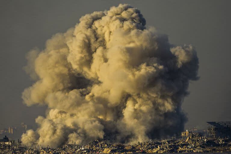 El humo se eleva tras un bombardeo israelí en la Franja de Gaza, visto desde el sur de Israel, el sábado 16 de diciembre de 2023.