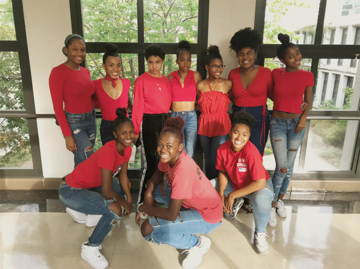 Teens are dressing up with their “squads” for homecoming squad day. (Photo: Twitter/_sydjo)