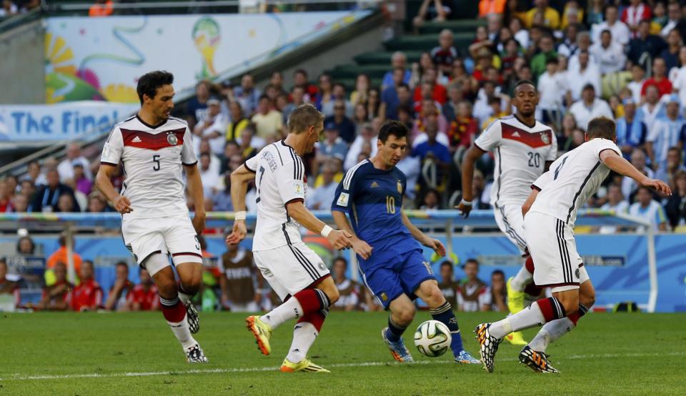 Argentina's Lionel Messi (C) controls the ball against Germany during their 2014 World Cup final at the Maracana stadium in Rio de Janeiro July 13, 2014. REUTERS/Darren Staples (BRAZIL - Tags: SOCCER SPORT WORLD CUP)