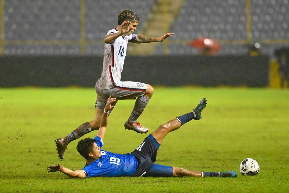 Christian Pulisic of the United States vies for the ball with Kevin Reyes of El Salvador during a Concacaf Nations League football match in San Salvador on June 14, 2022.