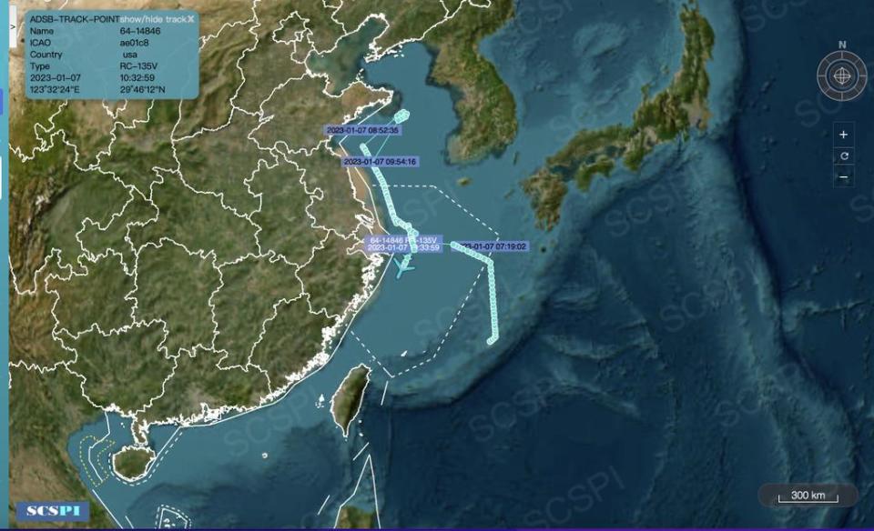「南海戰略態勢感知計劃平台」(SCSPI)7日發布訊息，指美國空軍RC-135V電子偵察機在東海及黃海海域對中國進行「積極的近距離偵察」   圖：翻攝@SCS_PI推特