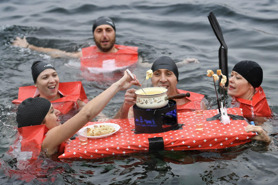 Die Gewohnheiten aufmischen macht es auch für die Geschmacksnerven wieder interessant: Wie hier beim Käse-Fondue-Essen im Genfer See. (Bild: FABRICE COFFRINI/AFP/Getty Images)