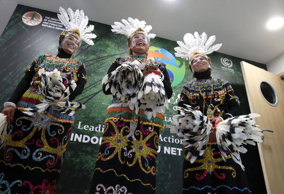 Indonesian traditional dancers perform during Cop26 in Glasgow (REUTERS)