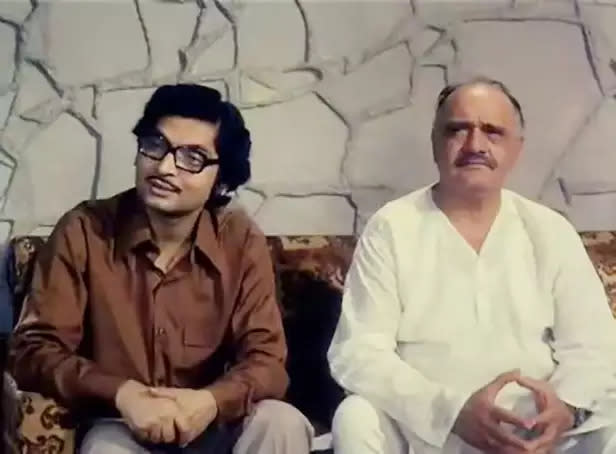 Asrani and Om Prakash in Chupke Chupke