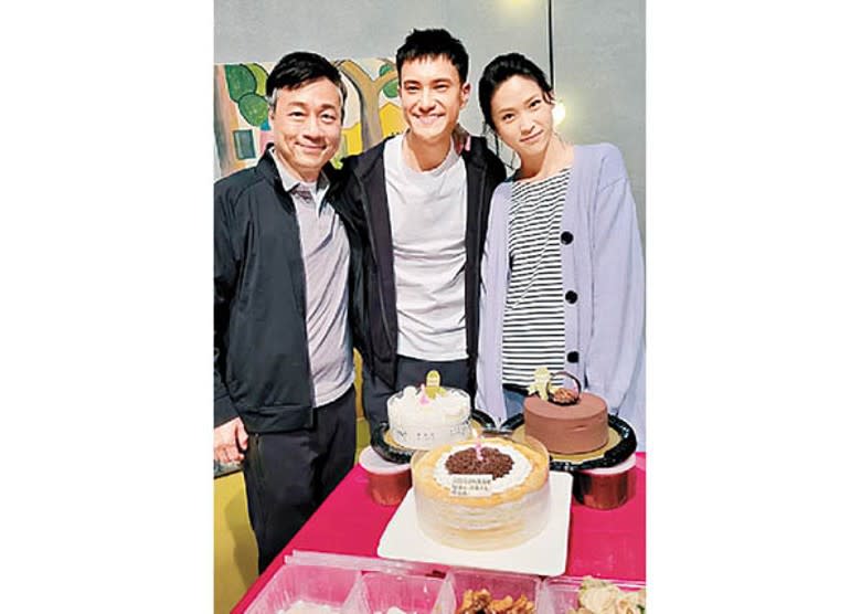 黎耀祥（左）出錢買蛋糕，為朱敏瀚與蔣祖曼慶生。