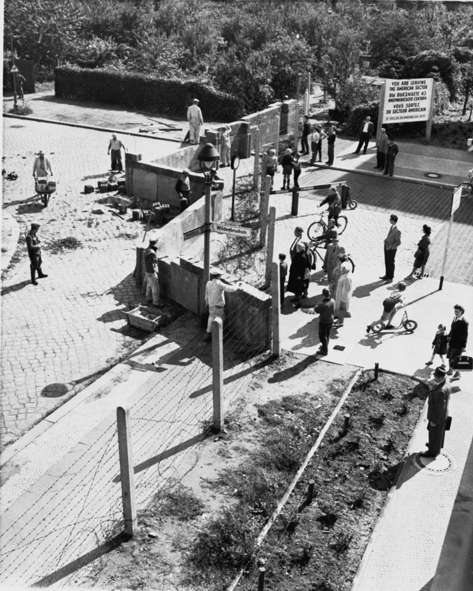 Am 13. August 1961 beginnt 01.00 Uhr nachts die systematische Abriegelung der rund 155 Kilometer langen Grenze um West-Berlin - davon trennen 43 Kilometer das Berliner Stadtgebiet. Der Todesstreifen ist zuletzt 15 bis 150 Meter breit. (Bild: AP Photo)