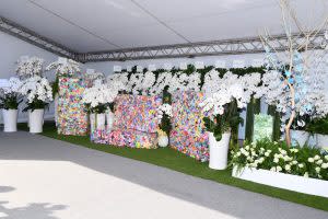 ▲現場布滿白色花海。（圖／記者林柏年攝）| The set of the service was adorned with the white flowers. (NOWnews)