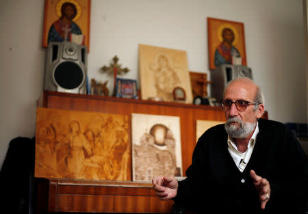 Christian artist and sculptor Naser Jeldha gestures during an interview with Reuters in his studio in Gaza City December 4, 2016. REUTERS/Suhaib Salem