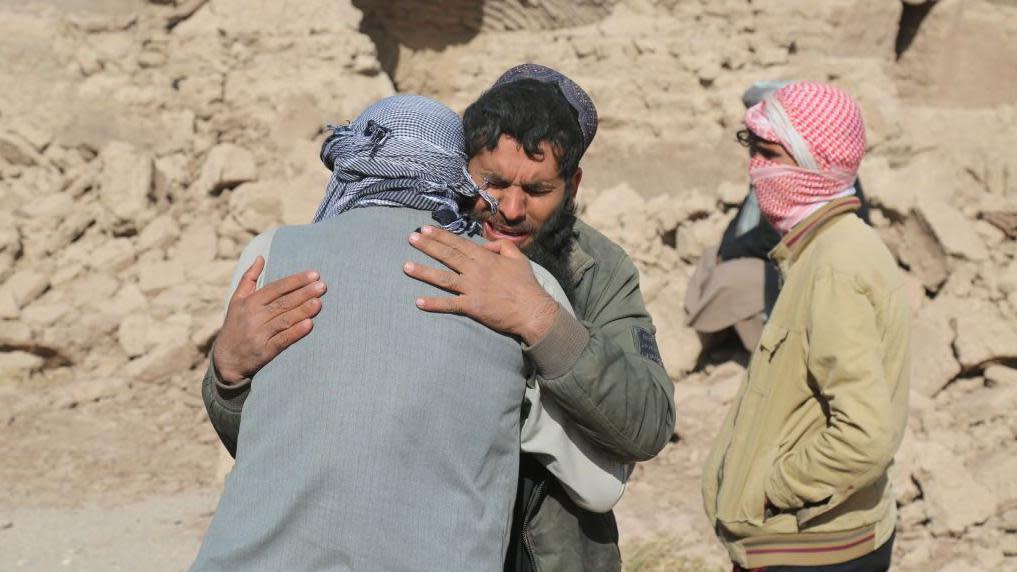 Un hombre abraza a sus seres queridos tras el terremoto