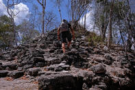 <p>La selva del Petén, en Guatemala guardó durante muchos años el secreto de esta antigua ciudad maya en la que se encuentra la pirámide más grande toda América. No hay forma de acceder más que a pie, y son 100 kilómetros (62 millas) de selva, y toma unos cinco días recorrerse. <em>Foto: Eddie Gerald / Getty Images.</em> </p>