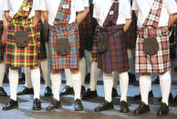 <p>In eine modisch komplett andere Richtung gehen die Kilts aus Schottland. Der aus Wolle gewebte knielange Rock für Männer war ursprünglich ein viel längerer Plaid. Gekürzt wurde der Rock mit Karomuster dann aufgrund praktischer Gründe. Die unterschiedlichen Karomuster und Farbgebungen geben Hinweise auf die Herkunft seines Trägers beziehungsweise seines Clans innerhalb Schottlands. (Bild: AP Photo) </p>