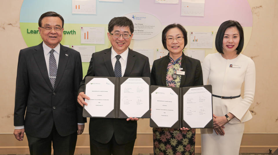 (右起)邱德拔醫院暨義順健康集團(Khoo Teck Puat Hospital & Yishun Health)營運長Yen Tan女士擔任見證人、執行長許桂珍(Chew Kwee Tiang)女士擔任簽署人，大林慈院由林名男副院長擔任簽署人、慈濟新加坡分會劉瑞士執行長擔任見證人。