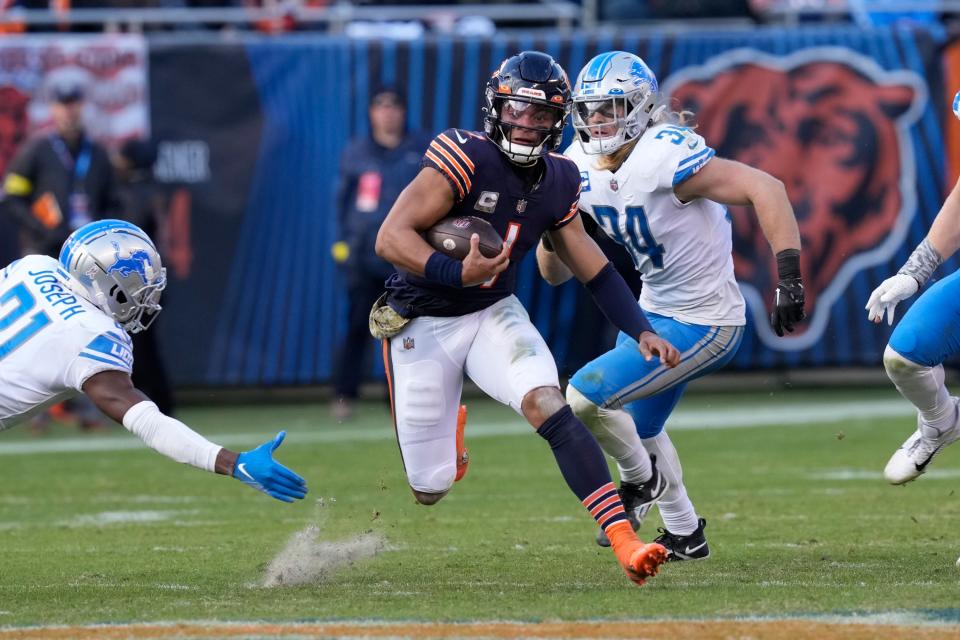 Chicago Bears quarterback Justin Fields (1) runs for a 67-yard touchdown against the Detroit Lions during the second half in Chicago, Sunday, Nov. 13, 2022.