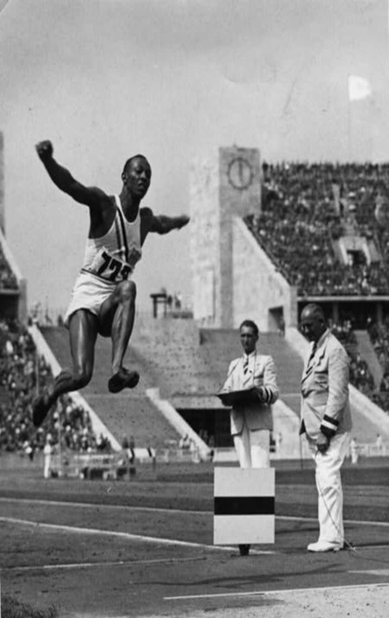 Jesse Owens antes de logar una de las cuatro medallas en los Juegos Olímpicos de Berlín 36