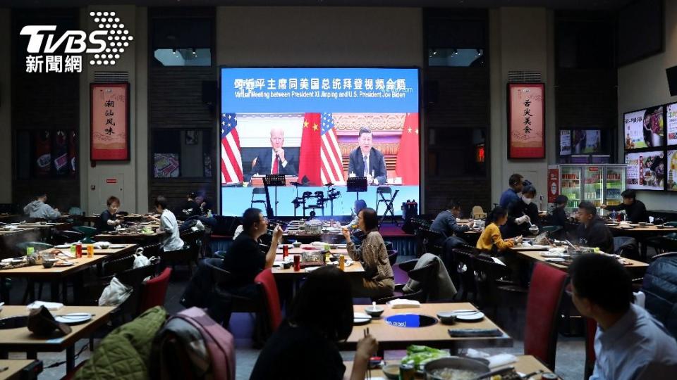 北京一間餐廳內播放拜習會轉播。（圖／達志影像路透）