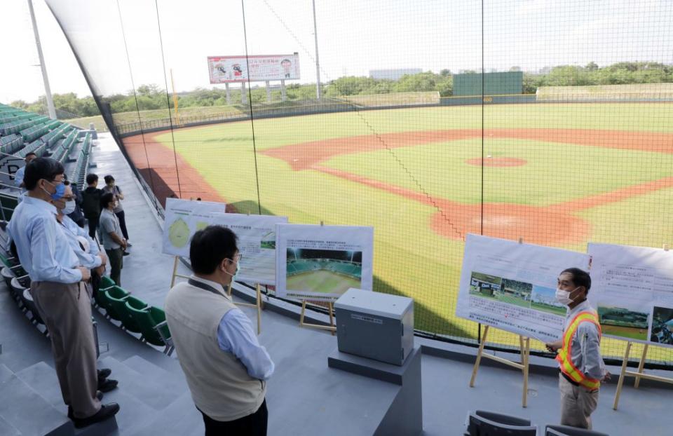 市長黃偉哲實地視察亞太國際棒球訓練中心新建完工的成棒副球場。（市府提供）