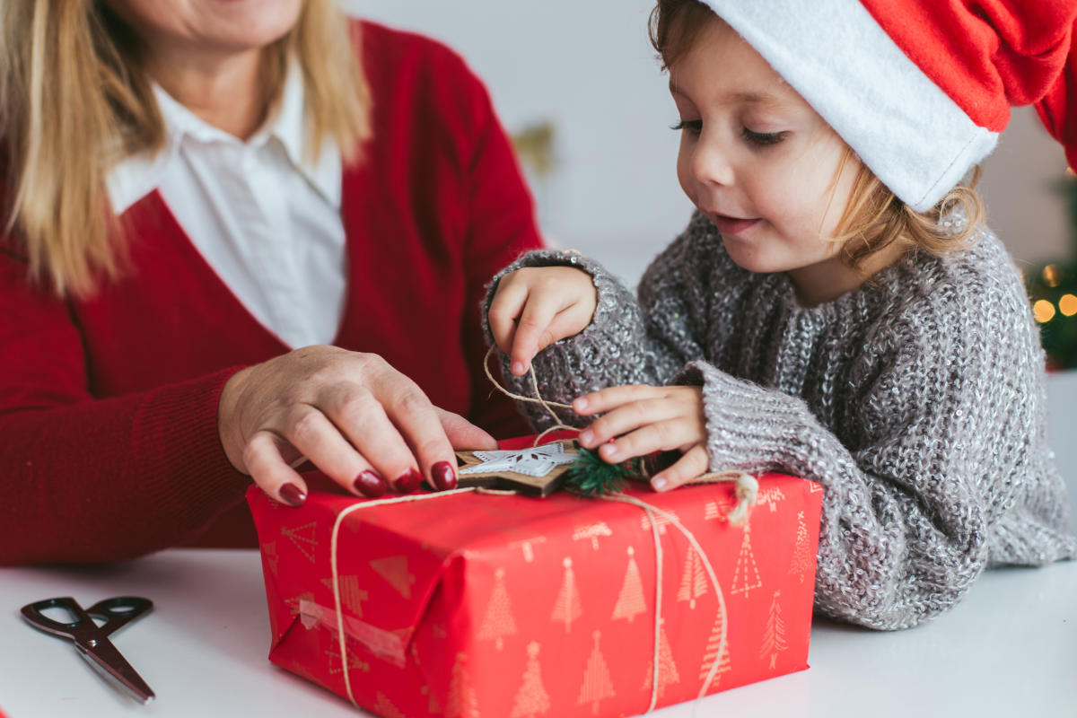 how-to-wrap-presents-like-a-christmas-elf