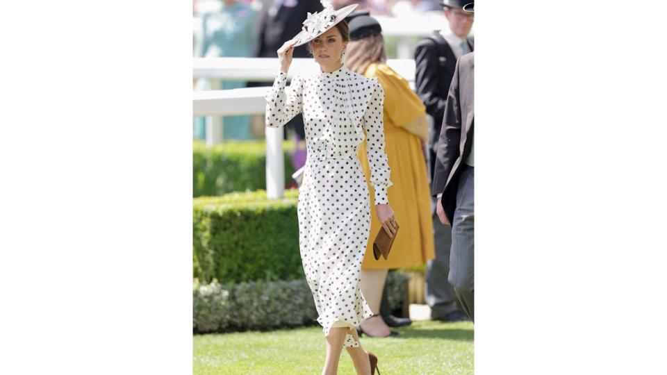 ASCOT, ENGLAND - JUNE 17:  Catherine, Duchess of Cambridge smiles as she arrives into the parade ring during Royal Ascot 2022 at Ascot Racecourse on June 17, 2022 in Ascot, England. (Photo by Chris Jackson/Getty Images)