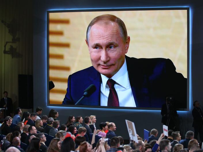 ولادیمیر پوتین رئیس جمهور روسیه در کنفرانس مطبوعاتی سالانه خود در 19 دسامبر 2019 در مسکو، روسیه به این موضوع نگاه می کند.  حدود 1500 خبرنگار و فیلمبردار در کنفرانس مطبوعاتی سالانه 4.5 ساعته ولادیمیر پوتین شرکت کردند.