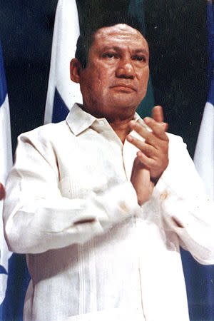 FILE PHOTO: Former Panamanian dictator Manuel Antonio Noriega takes part in a news conference at the Atlapa center in this file photo in Panama City October 11, 1998. REUTERS/Alberto Lowe/File Photo